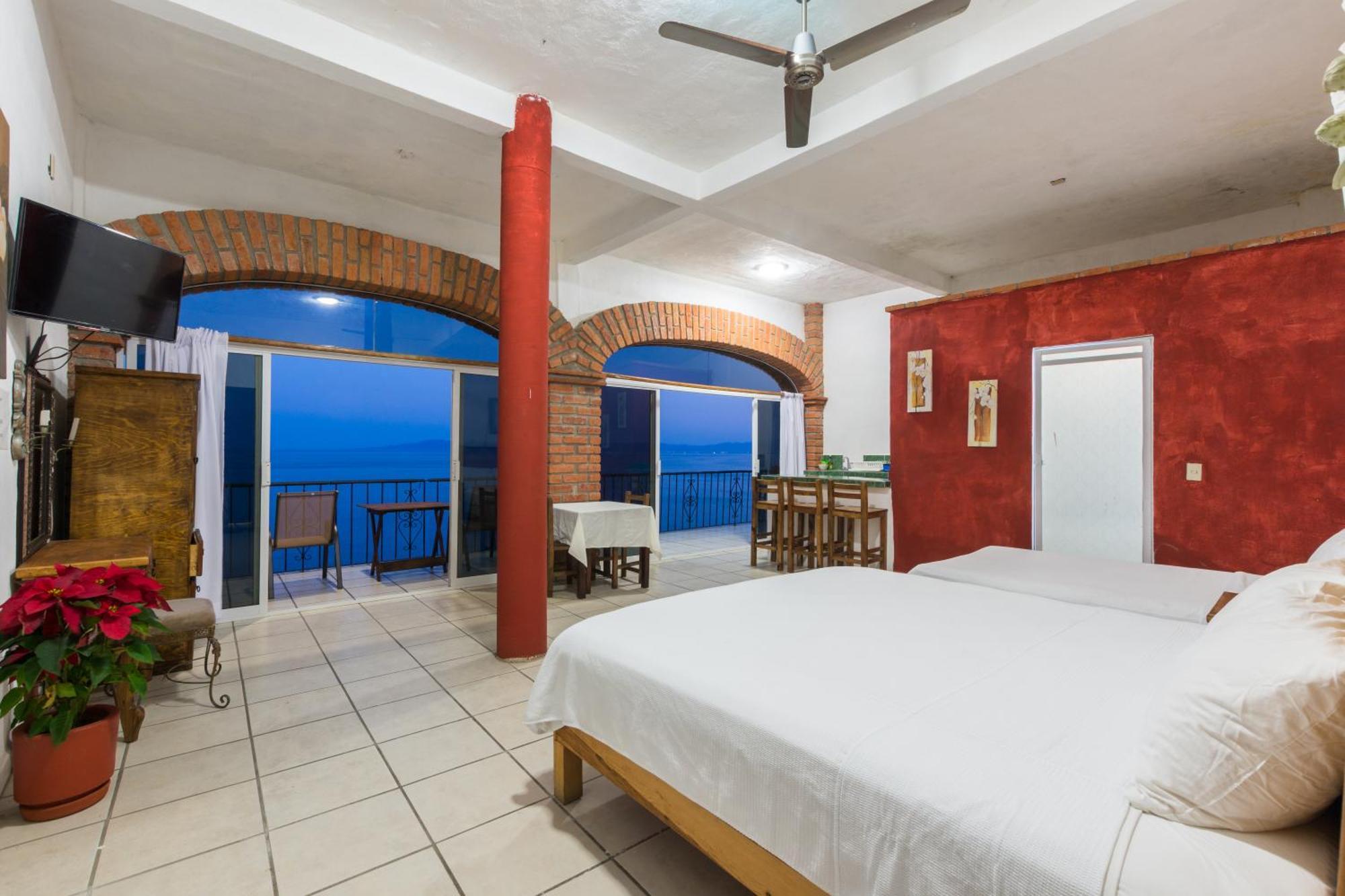 Traditional Sierra Leon Oceanfront Rooms - Adults Only Пуэрто-Вальярта Экстерьер фото