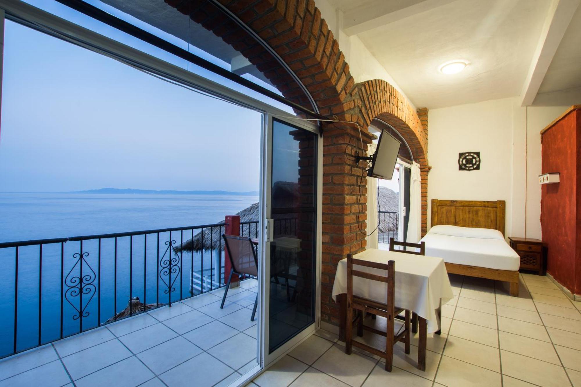 Traditional Sierra Leon Oceanfront Rooms - Adults Only Пуэрто-Вальярта Экстерьер фото