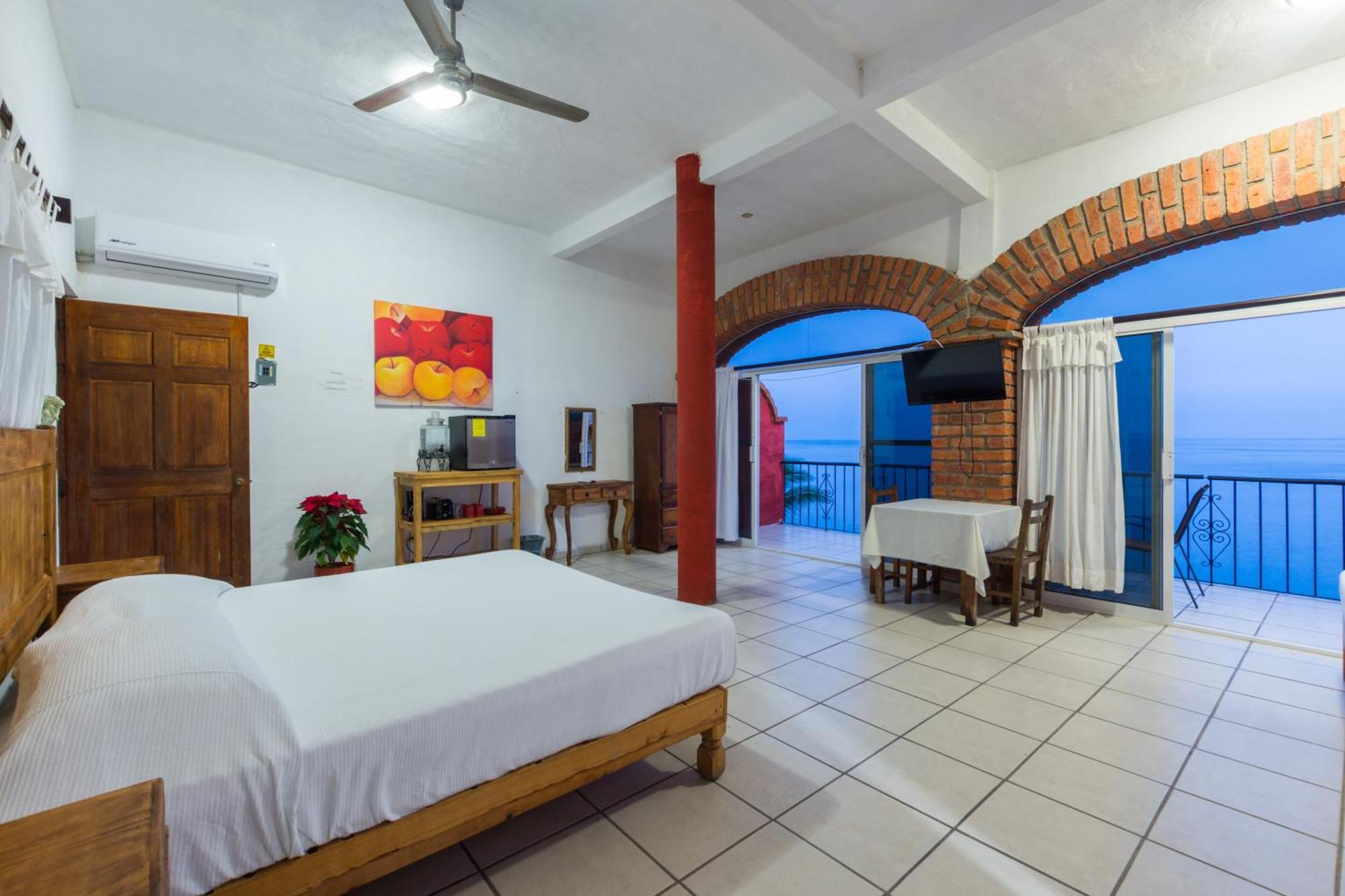 Traditional Sierra Leon Oceanfront Rooms - Adults Only Пуэрто-Вальярта Экстерьер фото