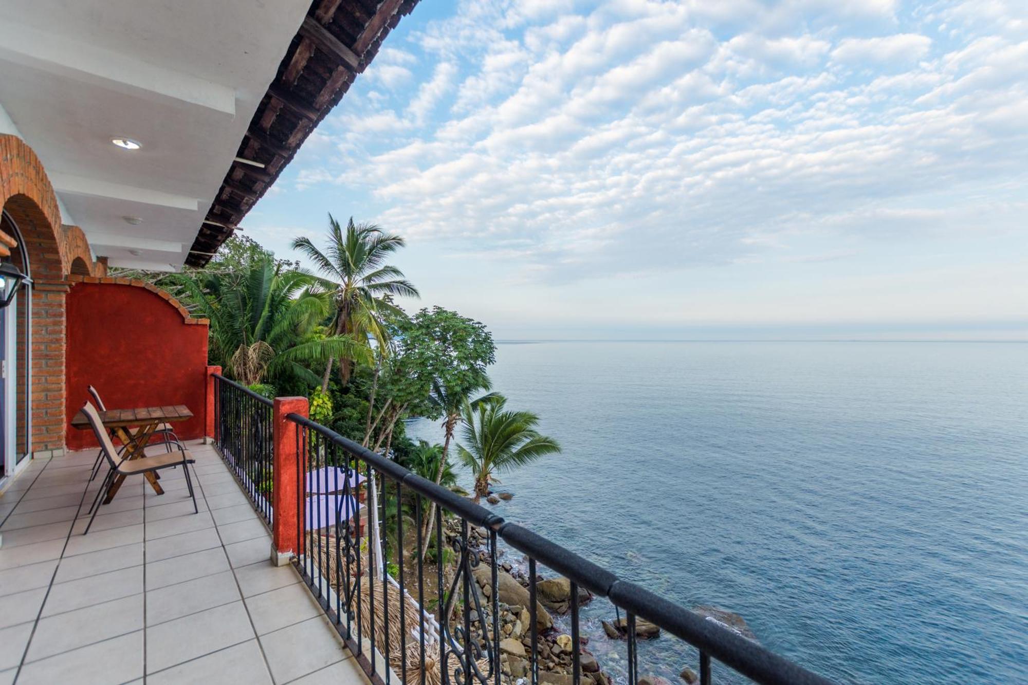 Traditional Sierra Leon Oceanfront Rooms - Adults Only Пуэрто-Вальярта Экстерьер фото