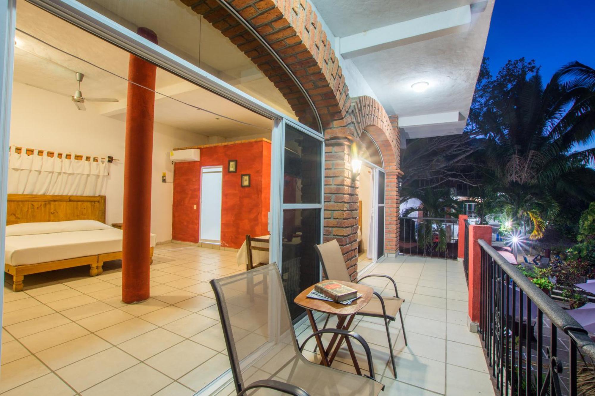 Traditional Sierra Leon Oceanfront Rooms - Adults Only Пуэрто-Вальярта Экстерьер фото