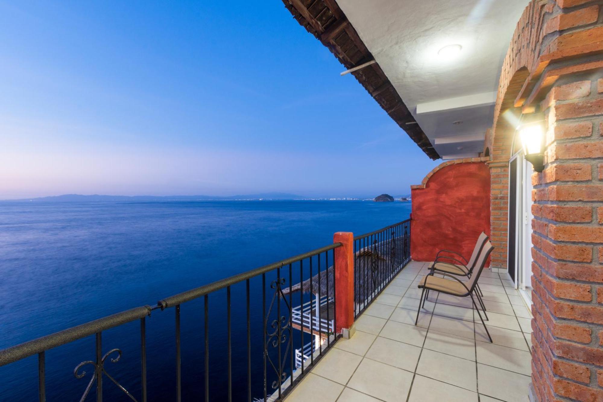 Traditional Sierra Leon Oceanfront Rooms - Adults Only Пуэрто-Вальярта Экстерьер фото