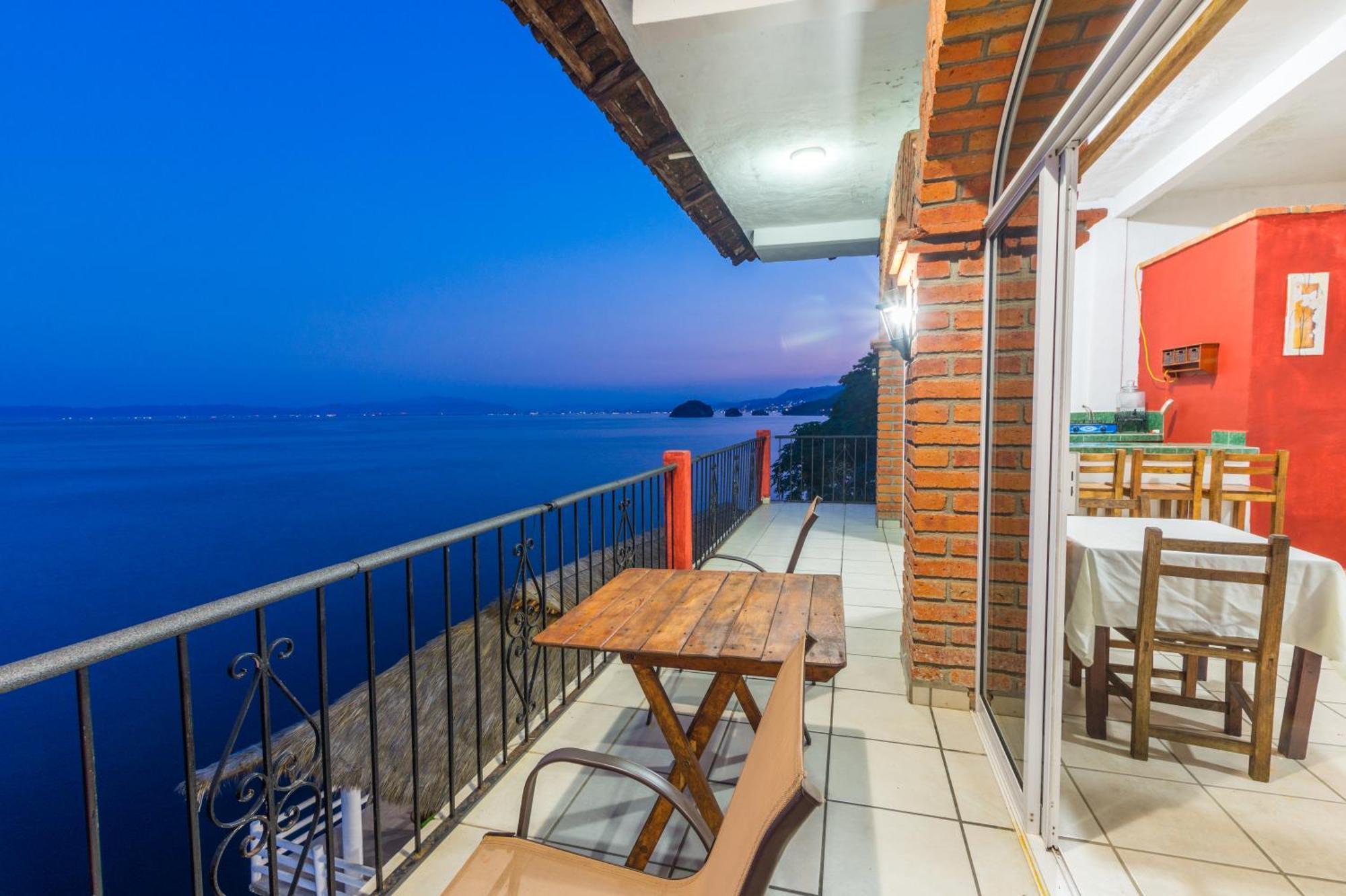 Traditional Sierra Leon Oceanfront Rooms - Adults Only Пуэрто-Вальярта Экстерьер фото