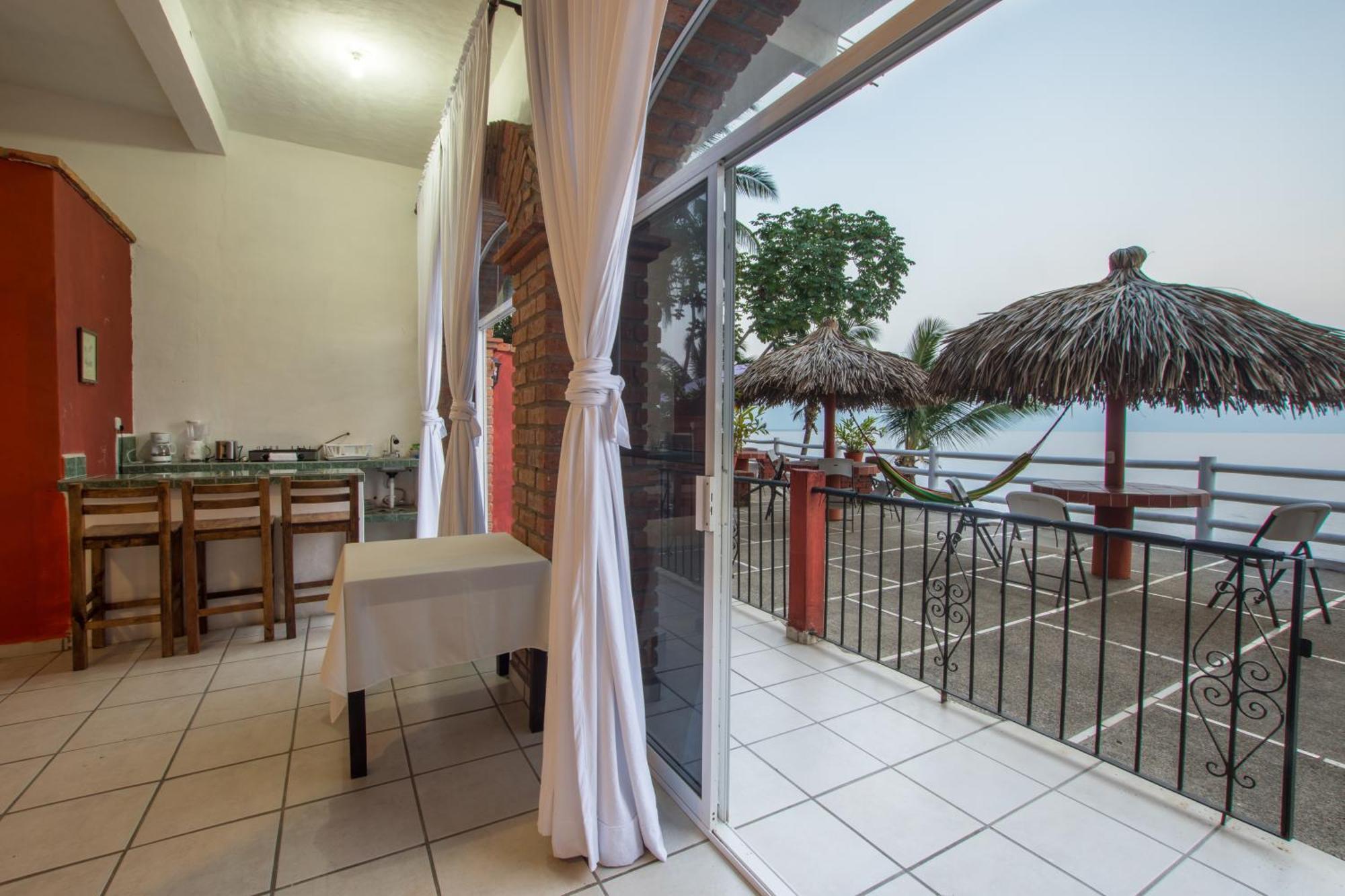 Traditional Sierra Leon Oceanfront Rooms - Adults Only Пуэрто-Вальярта Экстерьер фото