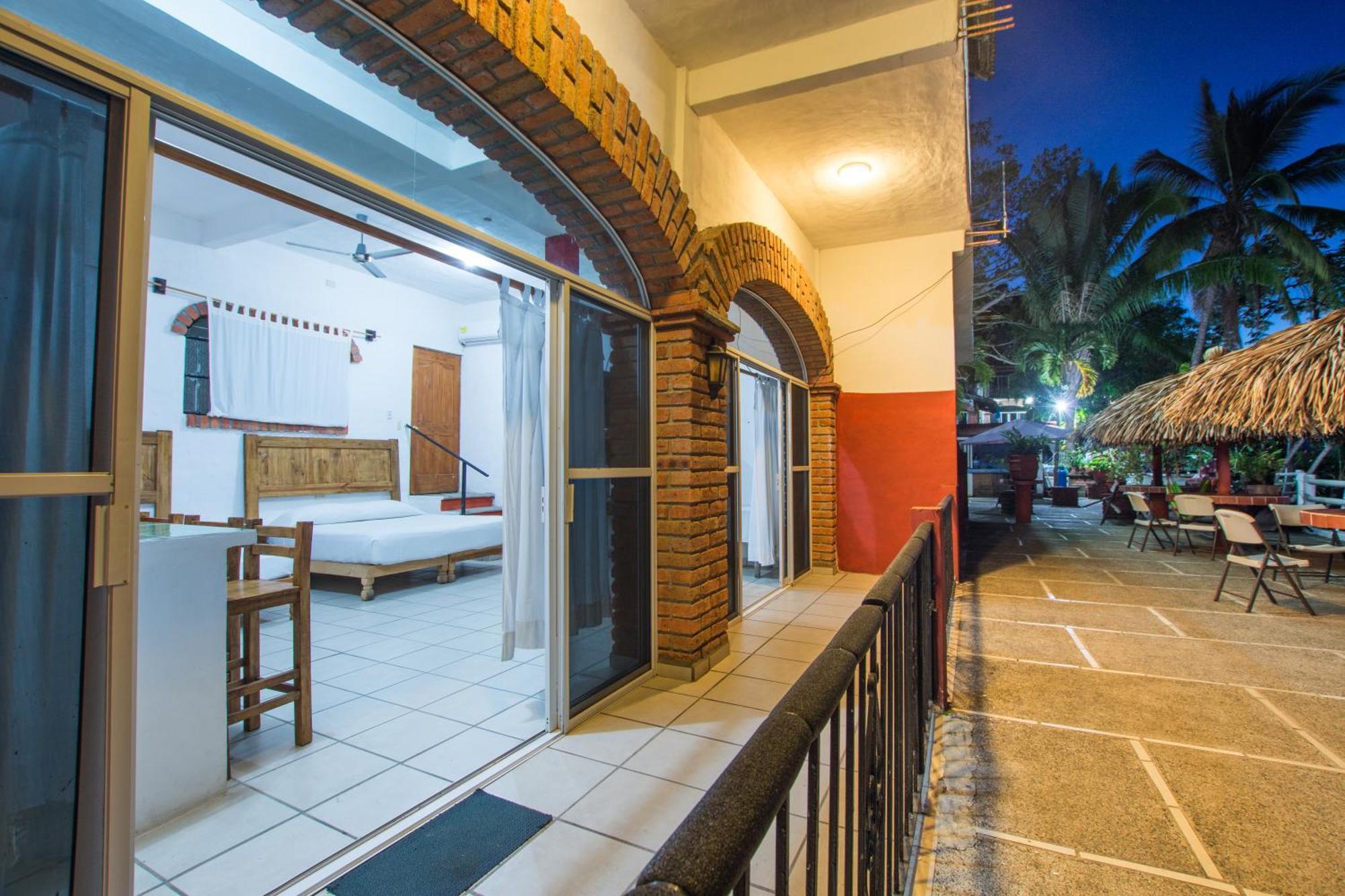 Traditional Sierra Leon Oceanfront Rooms - Adults Only Пуэрто-Вальярта Экстерьер фото