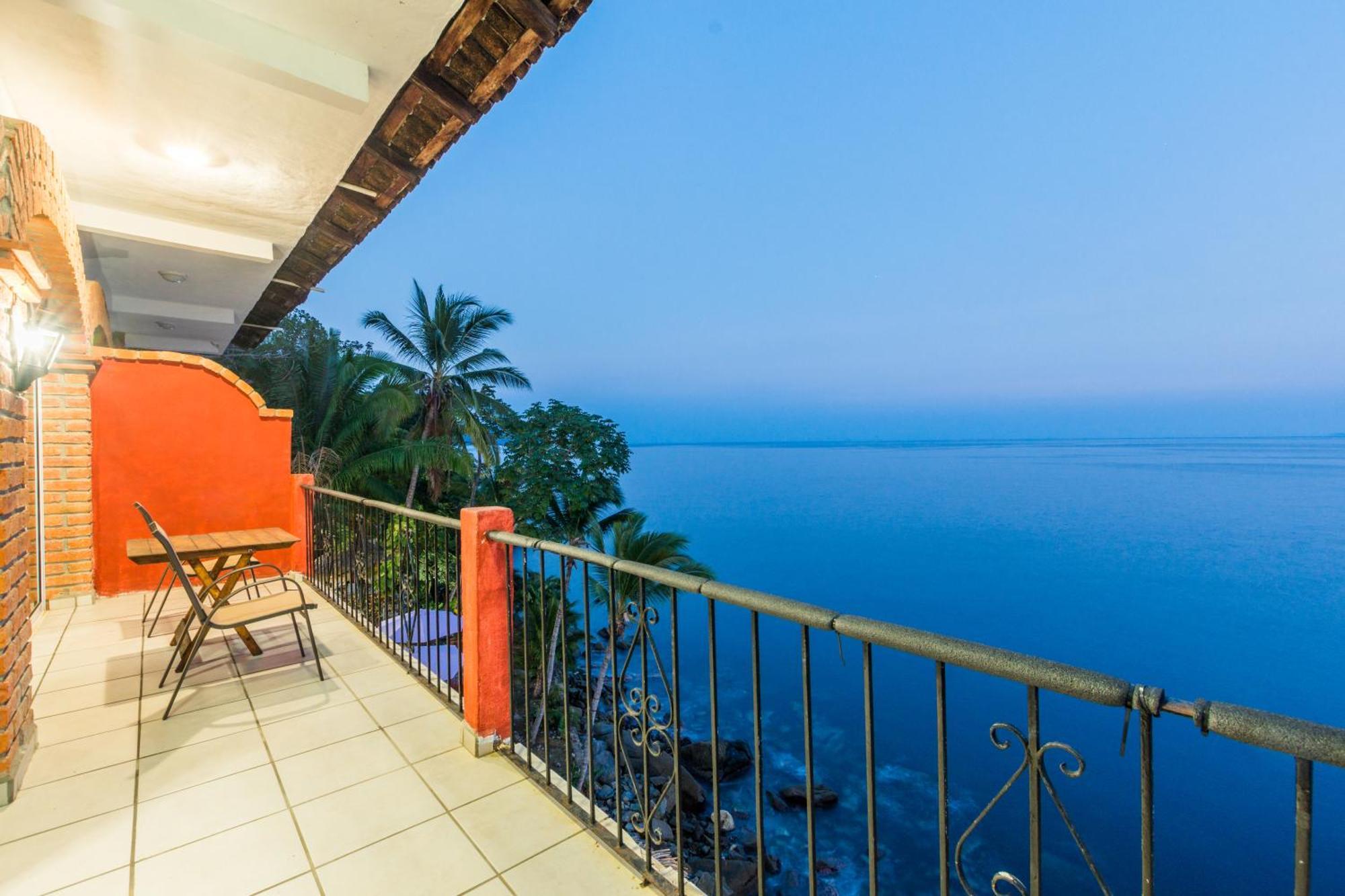 Traditional Sierra Leon Oceanfront Rooms - Adults Only Пуэрто-Вальярта Экстерьер фото
