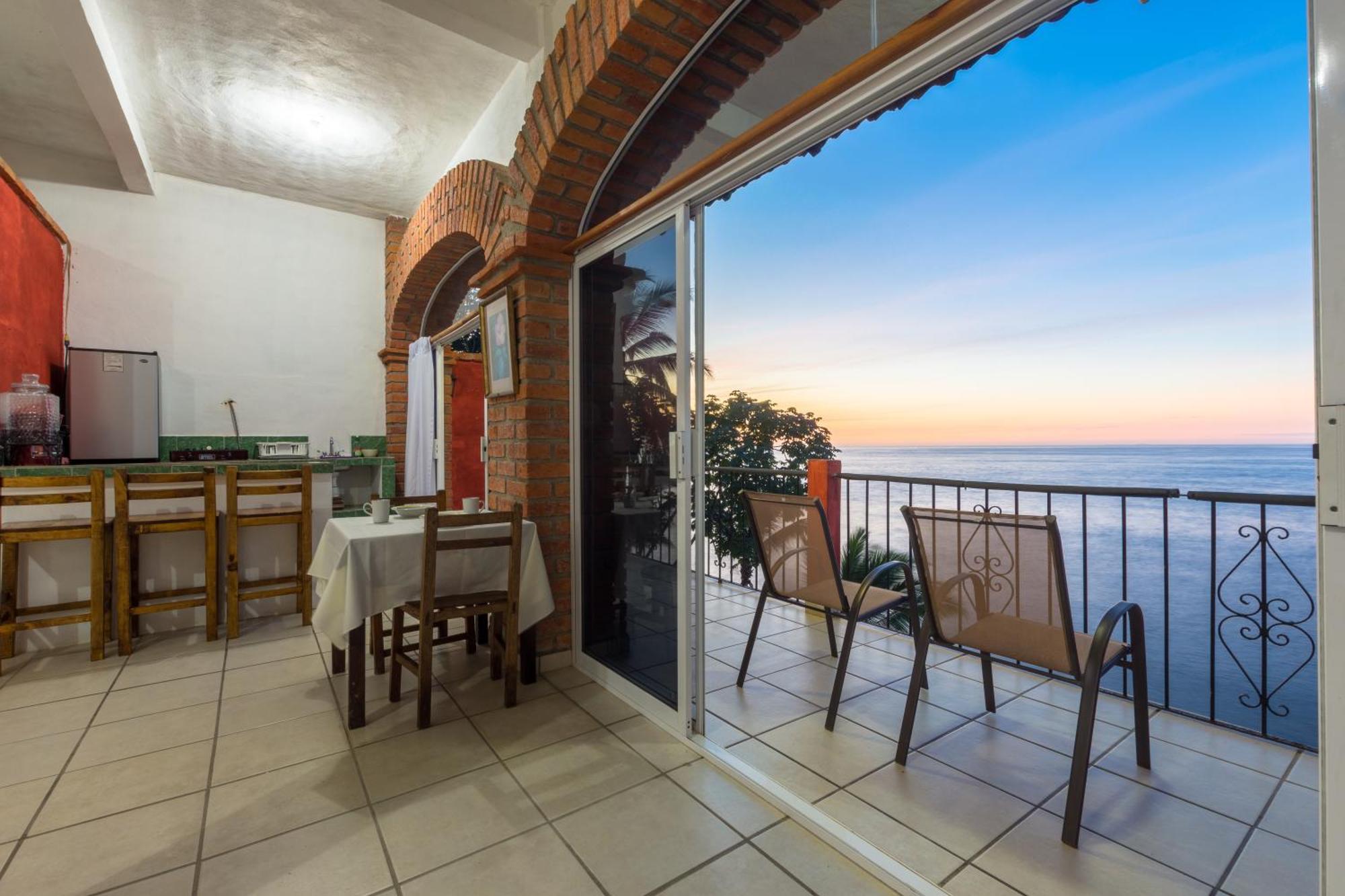 Traditional Sierra Leon Oceanfront Rooms - Adults Only Пуэрто-Вальярта Экстерьер фото